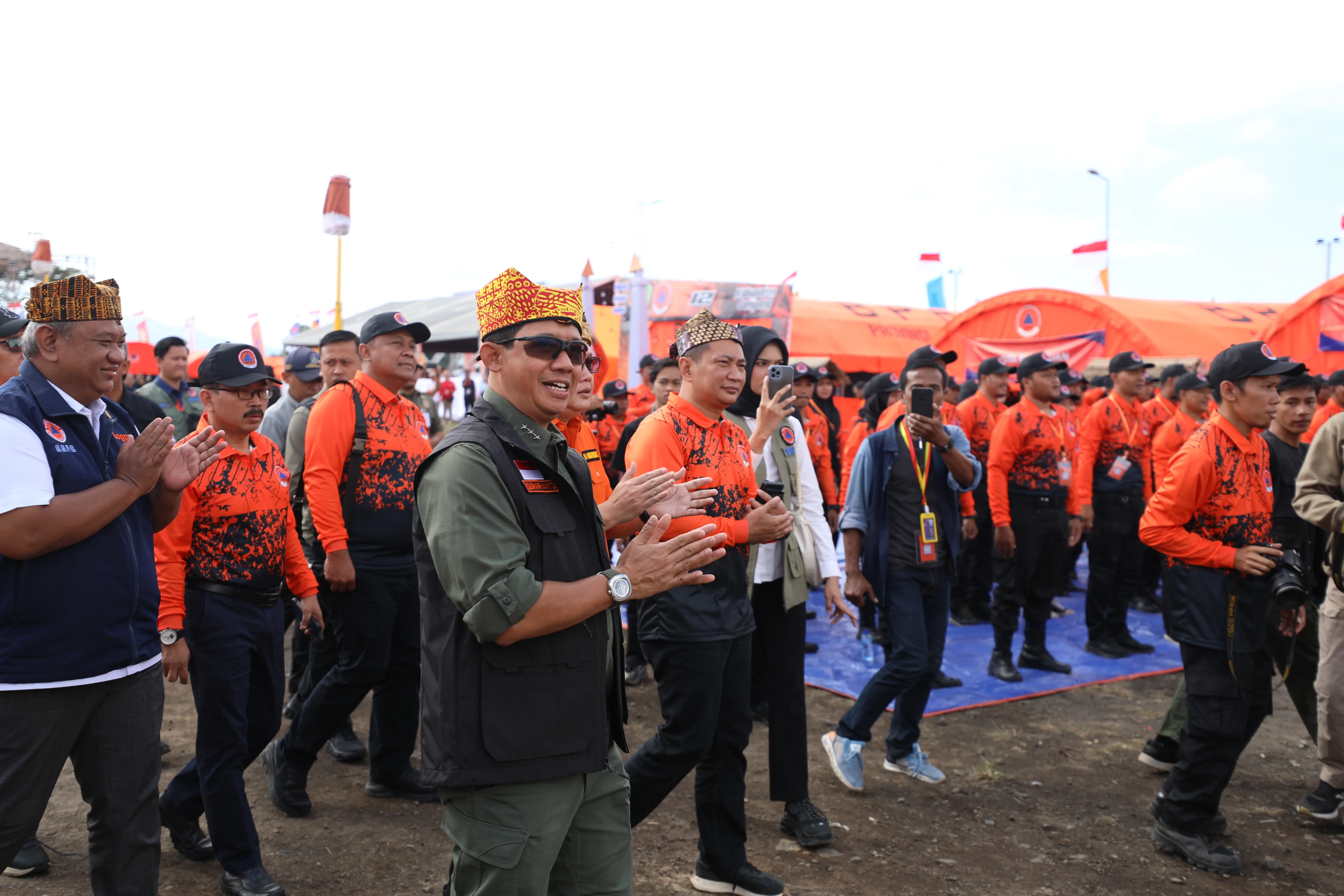 Kepala Badan Nasional Penanggulangan Bencana Letjen TNI Suharyanto S.Sos M.M. menghadiri dan memberikan arahan pada kegiatan Gelar Peralatan Penanggulangan Bencana yang bertema "Optimalisasi Peralatan Penanggulangan Bencana dalam Meningkatkan Ketangguhan Masyarakat" di Pantai Boom Kabupaten Banyuwangi, Provinsi Jawa Timur, Minggu (14/7).